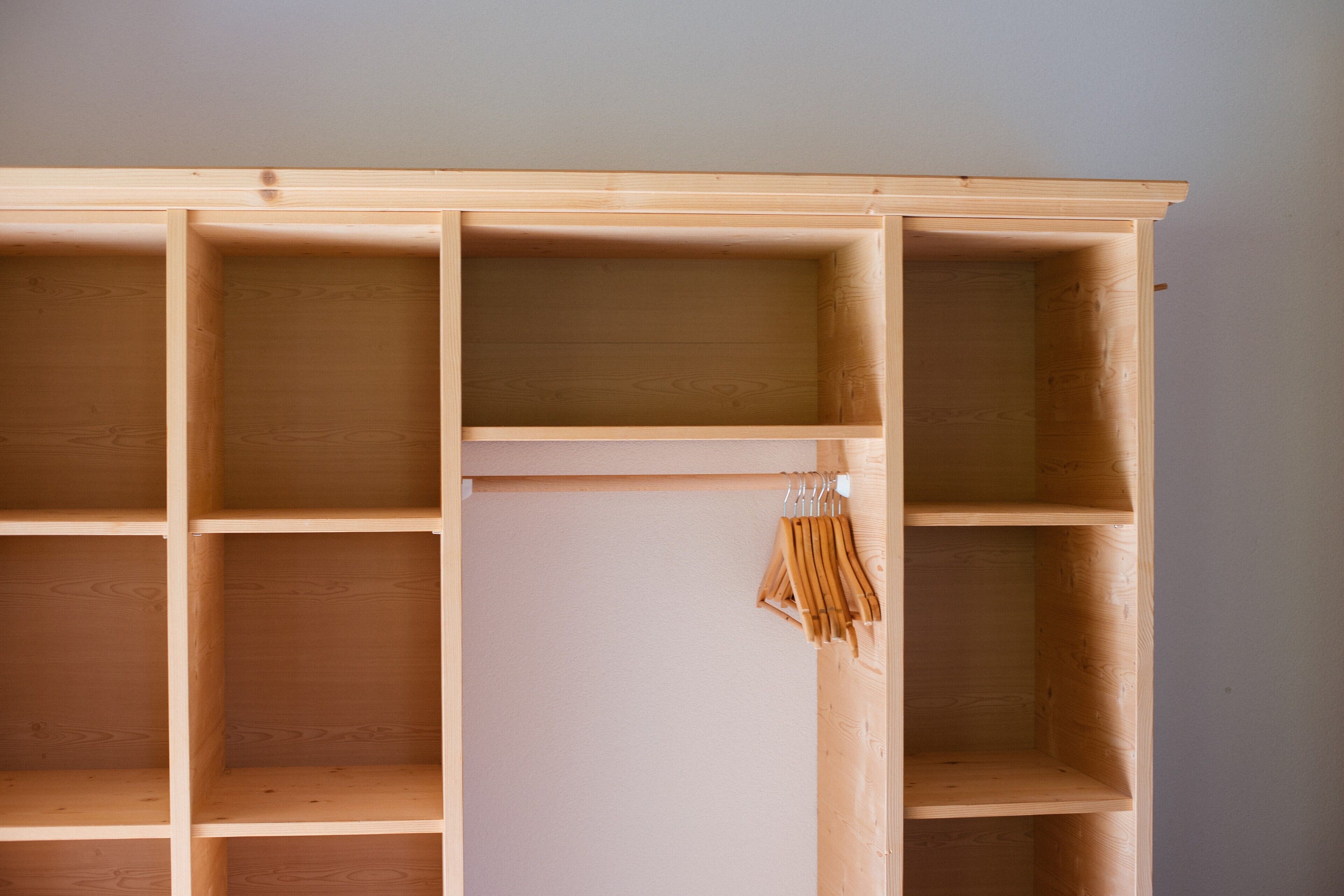Une étagère en bois, dotée de plusieurs compartiments, dont certains sont vides.