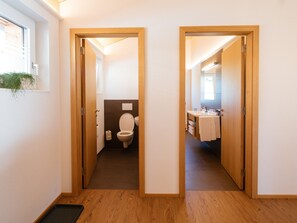 Een douche, een haardroger, handdoeken