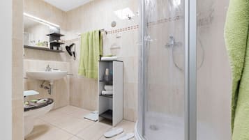 Dusche, Haartrockner, Handtücher