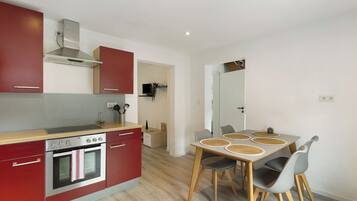 Frigorífico, microondas, horno y placa de cocina