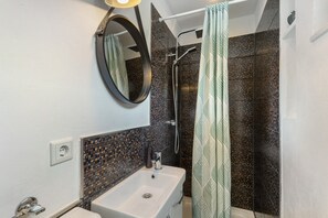 Shower, towels