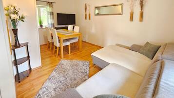 Fernseher, Kamin, Stereoanlage