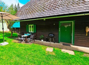 Outdoor dining - Cabin 'Beim Michl' with Mountain View, Private Terrace and Wi-Fi (Krumbach)