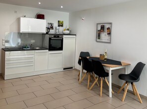 Kylskåp, ugn, spishäll och kaffe- och tebryggare