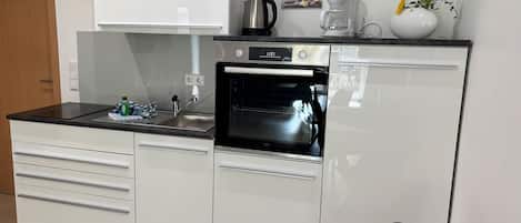 Kühlschrank, Ofen, Herdplatte, Wasserkocher mit Kaffee-/Teezubehör