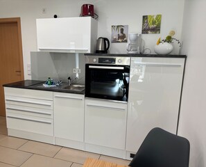 Kylskåp, ugn, spishäll och kaffe- och tebryggare