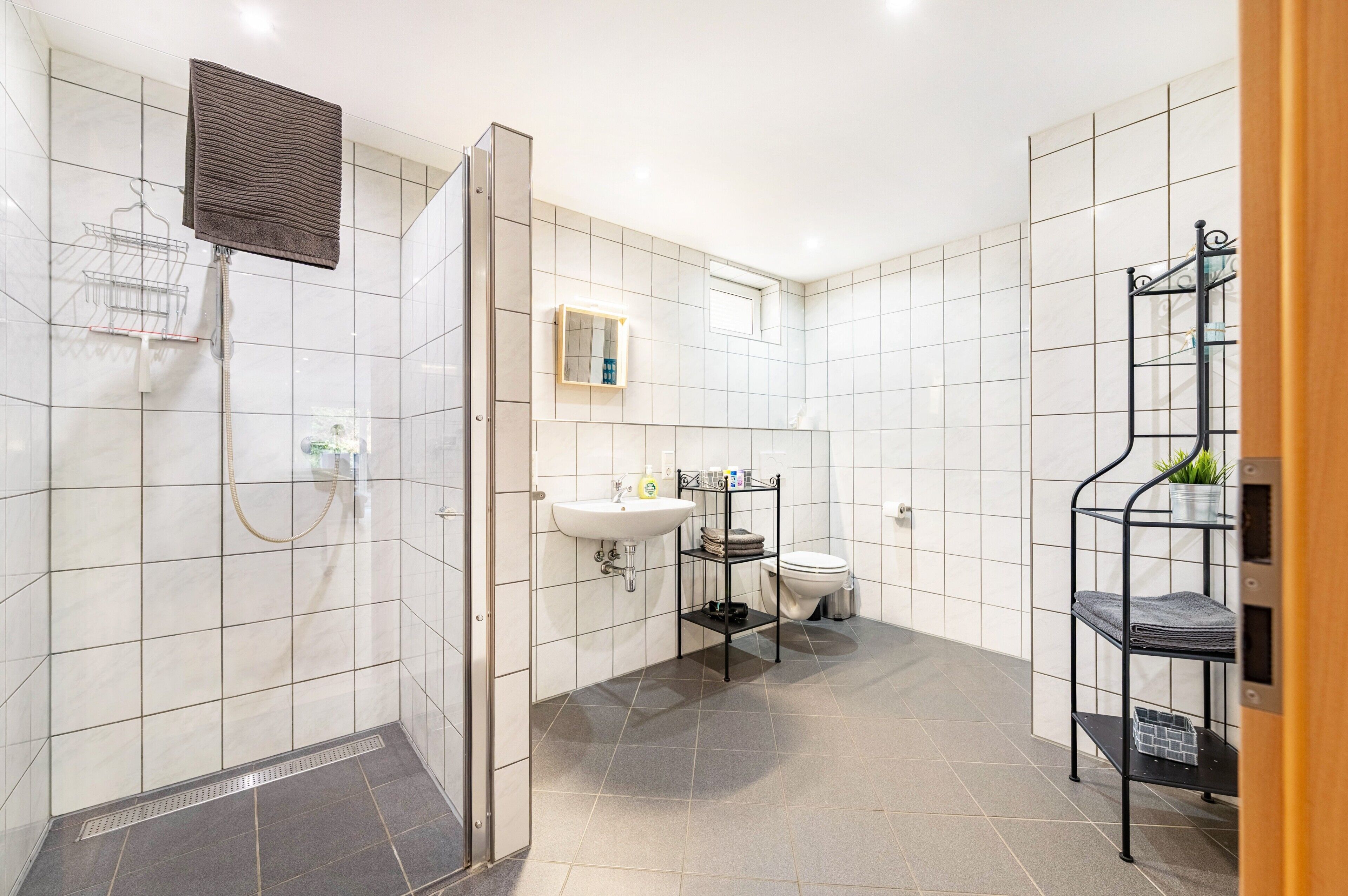 Een douche, een haardroger, handdoeken