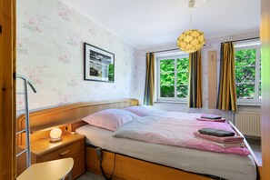 2 bedrooms, iron/ironing board, free WiFi, bed sheets