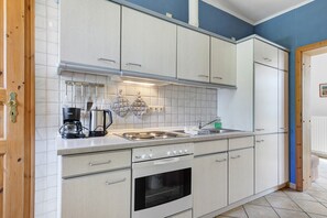 Fridge, oven, stovetop, coffee/tea maker