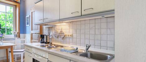 Réfrigérateur, un four, surface de cuisson, cafetiÚre-théiÚre