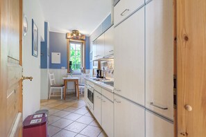 Réfrigérateur, four, plaque de cuisson, cafetière/bouilloire