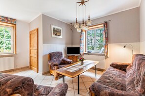 Fernseher, Tischtennisplatte, Stereoanlage