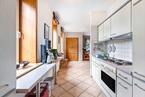 Réfrigérateur, four, plaque de cuisson, cafetière/bouilloire