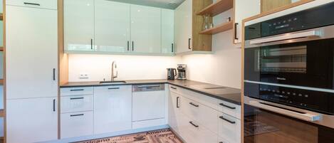 Fridge, oven, stovetop, dishwasher