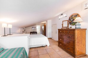 3 slaapkamers, een strijkplank/strijkijzer, internet