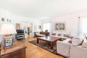 TV, fireplace, DVD player, stereo