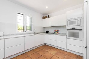 Een koelkast, een microgolfoven, een oven, een kookplaat