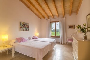 5 bedrooms, iron/ironing board, Internet