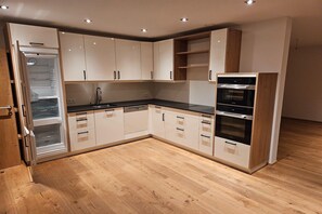 Fridge, oven, dishwasher
