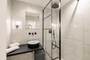 Suihku, hiustenkuivaaja, pyyhkeet, sampoo