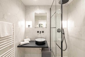 Douche, sèche-cheveux, serviettes fournies, shampoing