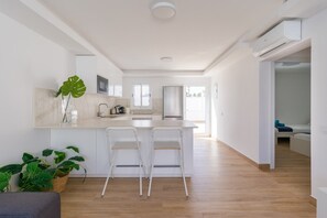 Kylskåp, mikrovågsugn, ugn och spishäll