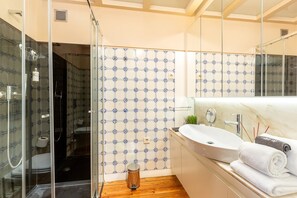 Shower, hair dryer - Studio near Ribeira do Porto (Oporto)
