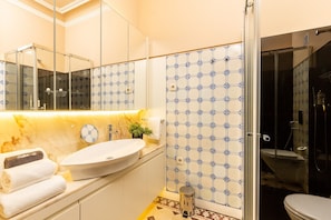 Shower, hair dryer - Beach studio nearby market in Oporto (Oporto)