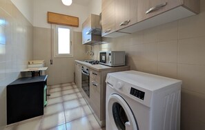 Kühlschrank, Herdplatte, Wasserkocher mit Kaffee-/Teezubehör