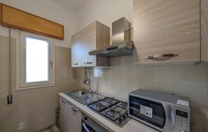 Kühlschrank, Herdplatte, Wasserkocher mit Kaffee-/Teezubehör