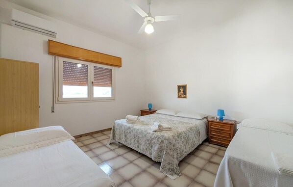 Travel crib, free WiFi