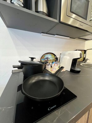 Een koelkast, een microgolfoven, een oven, een kookplaat