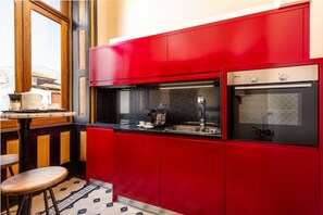 Réfrigérateur, micro-ondes, four, plaque de cuisson