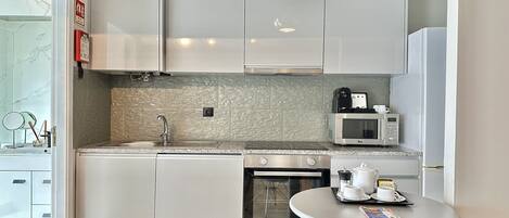 Een koelkast, een microgolfoven, een oven, een kookplaat