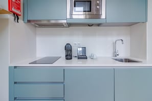 Refrigerador, microondas, placa de cocina, cafetera/tetera