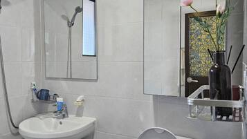 Asciugacapelli, bidet, asciugamani, sapone