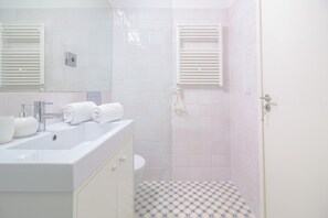 تجهيزات دش، مجففات شعر، مناشف