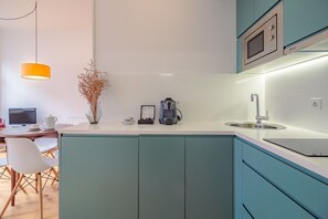 Réfrigérateur, four à micro-ondes, un four, surface de cuisson