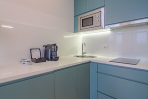 Réfrigérateur, four à micro-ondes, un four, surface de cuisson