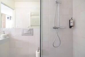 Shower, hair dryer - Central Porto apartment with balcony (Oporto)