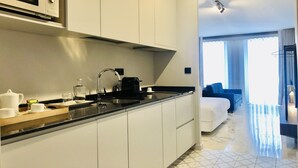 Kaffetrakter/tekoker, kjøleskap, mikrobølgeovn og kokeplater