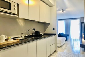 Réfrigérateur, micro-ondes, plaque de cuisson, cafetière/bouilloire