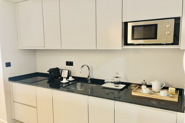 Réfrigérateur, micro-ondes, plaque de cuisson, cafetière/bouilloire