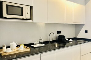 Réfrigérateur, micro-ondes, plaque de cuisson, cafetière/bouilloire