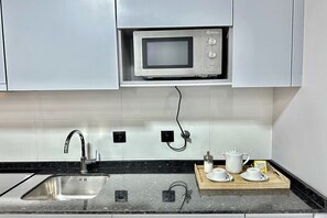 Kühlschrank, Mikrowelle, Herdplatte, Wasserkocher mit Kaffee-/Teezubehör