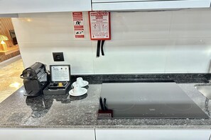 Réfrigérateur, micro-ondes, plaque de cuisson, cafetière/bouilloire