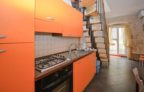 Kühlschrank, Herdplatte, Wasserkocher mit Kaffee-/Teezubehör