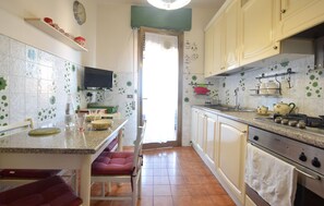 Fridge, stovetop, cookware/dishes/utensils - Beautiful apartment in Viareggio (Viareggio)