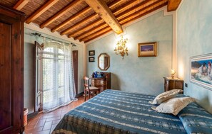 5 habitaciones, tabla de planchar con plancha y cuna de viaje 