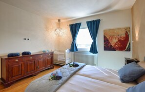 5 bedrooms, travel cot, free WiFi